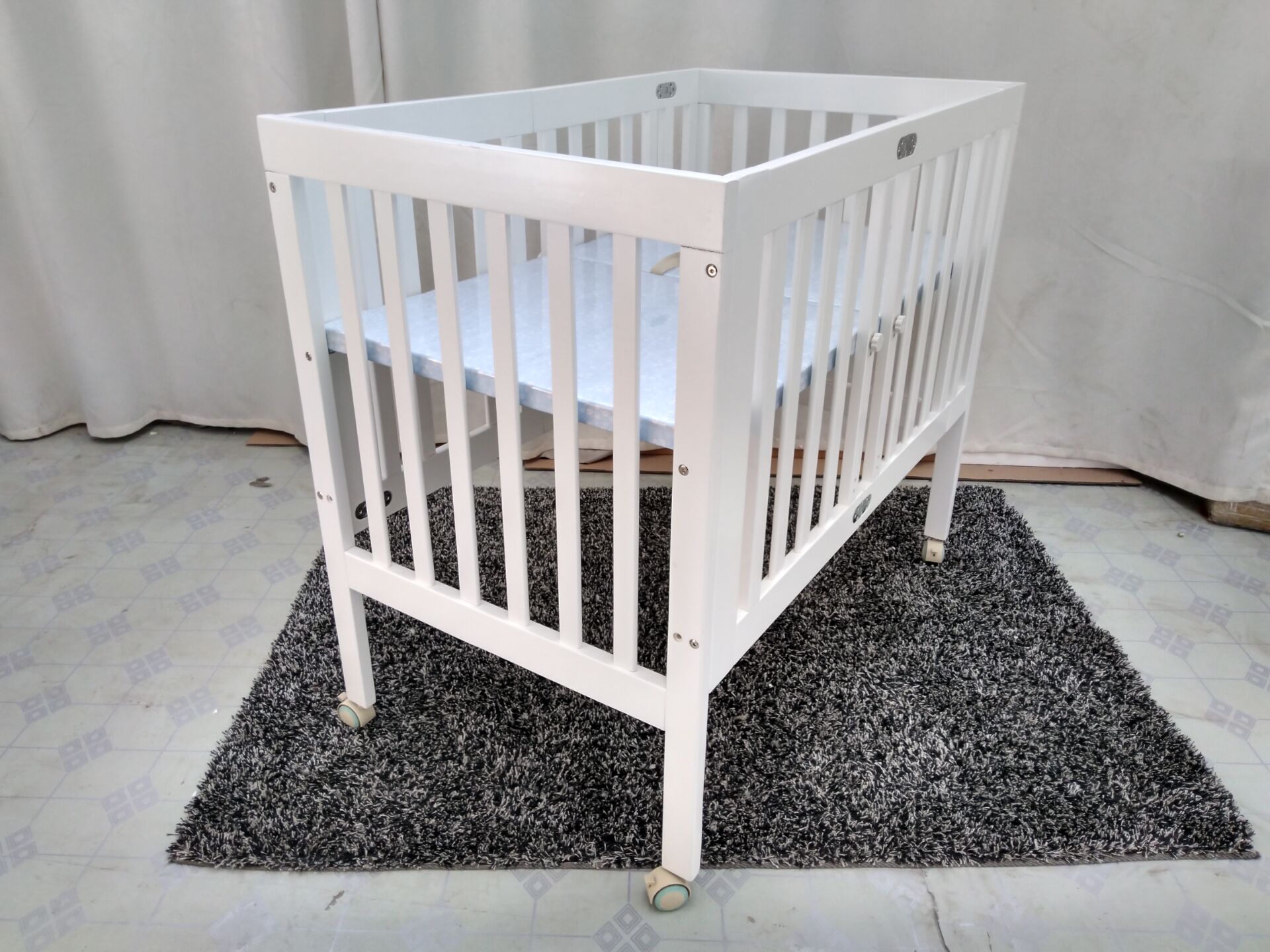 Cuna de bebé plegable blanca en madera de pino del fabricante de China